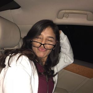 Meet your Posher, Nayeli